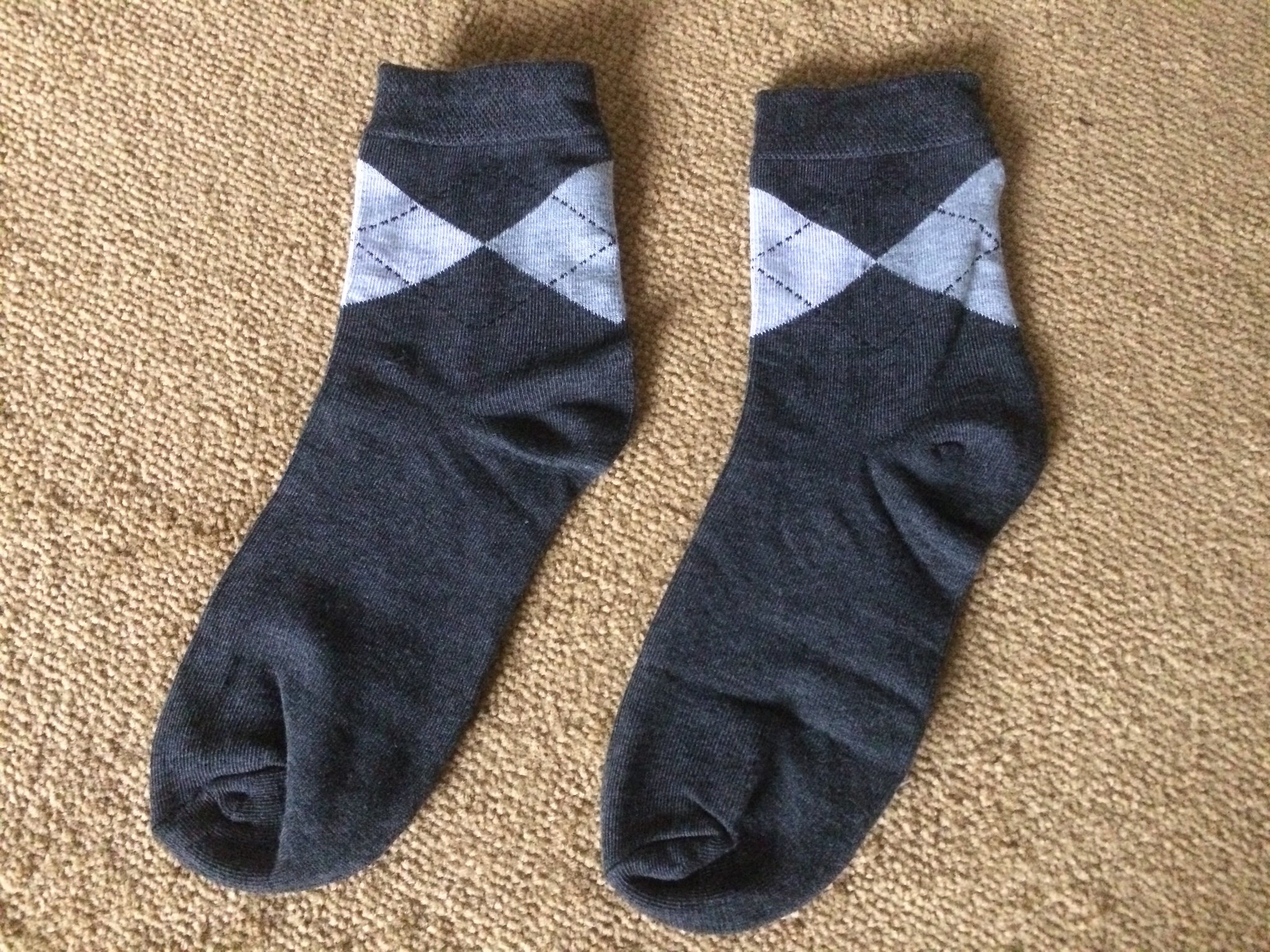 Minimal Argyle Pattern Socks 1